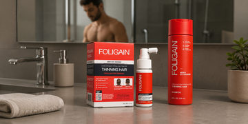 Banyo tezgâhına yerleştirilmiş erkekler için FOLIGAIN TRIOXIDIL topikal bakım ürünü ve şampuan.